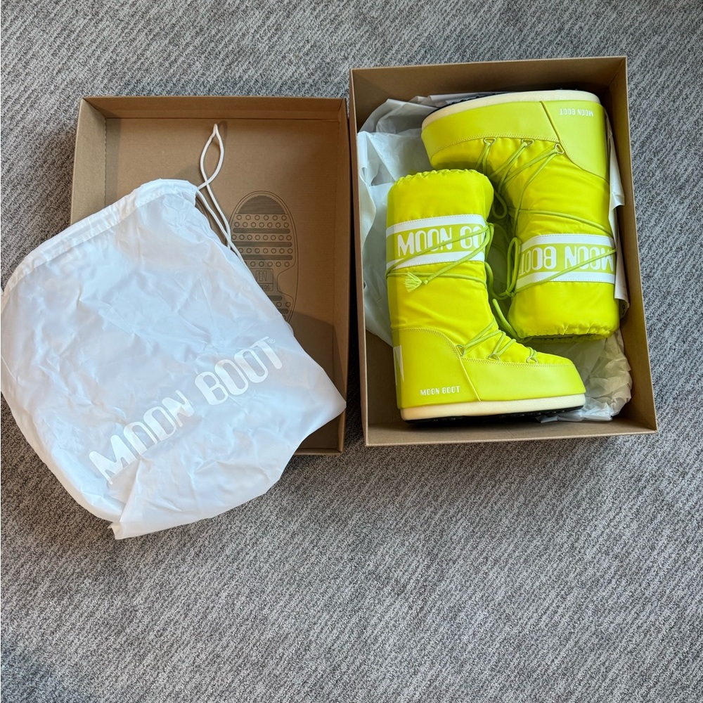 NIB Moon Boot 39/41